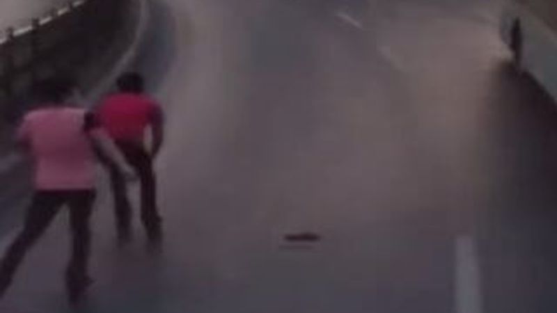 Taksim'de çocukların tehlikeli yolculuğu