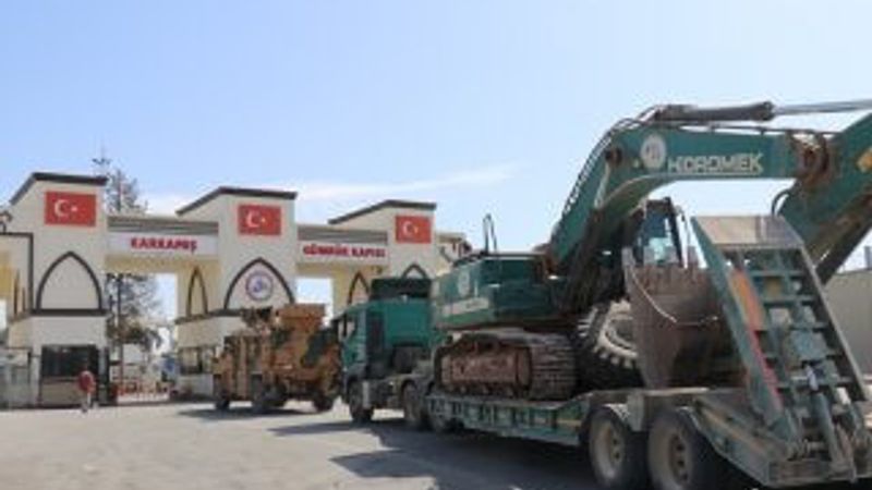 Fırat Nehri'ne köprü kurmak için iş makineleri yola çıktı