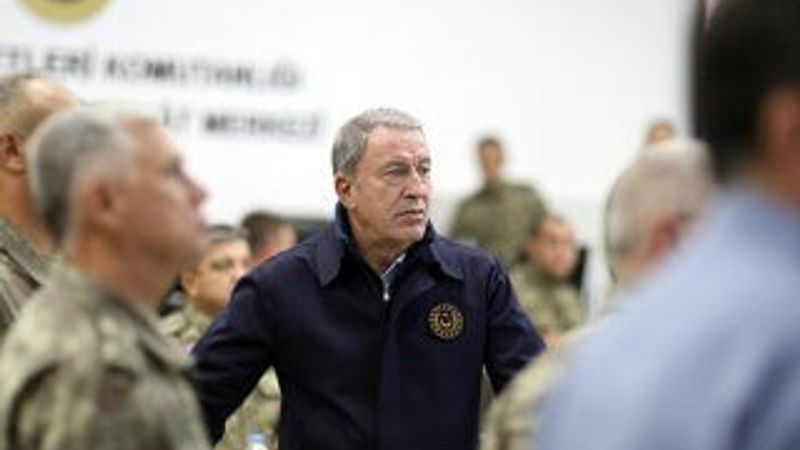 Milli Savunma Bakanı ve komutanlar Suriye sınırında