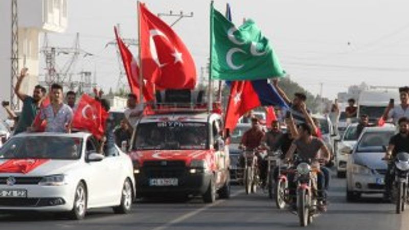 Tel Abyad'ın kurtuluşu sınırda konvoyla kutlandı