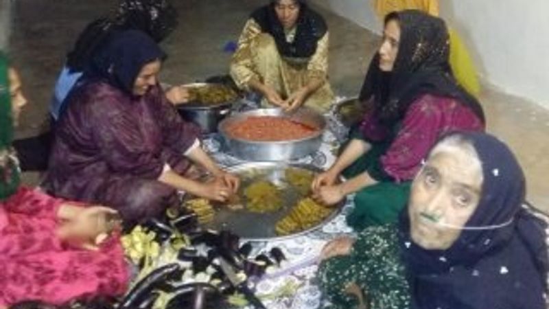 Askerler için yemek yapıyorlar