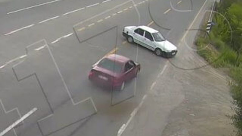 Dönüş yapmak isteyen araç su kanalına uçtu