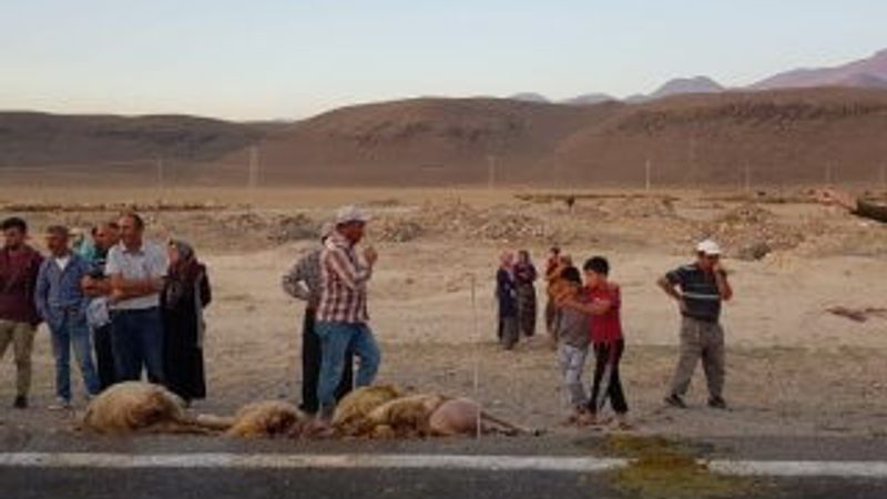 Kayseri'de tır sürünün arasına daldı