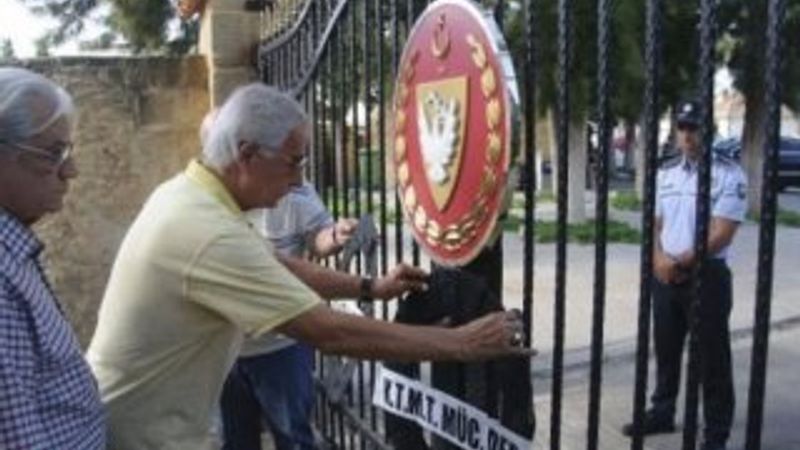 Akıncı’ya tepki olarak siyah çelenk bırakıldı