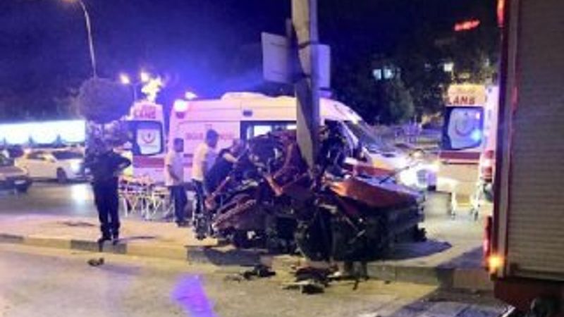 Aydınlatma direğine çarpan otomobildeki 3 arkadaş öldü
