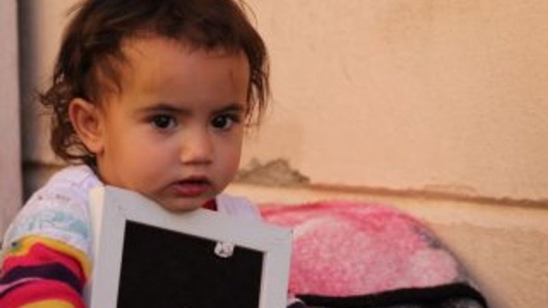 Küçük Asmin Nisa ablasını bekliyor