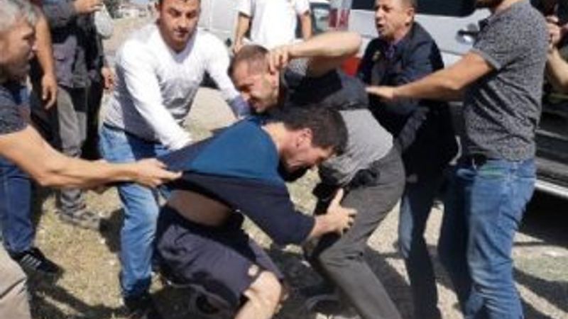 Oğluna çarpan sürücüyü dövdü