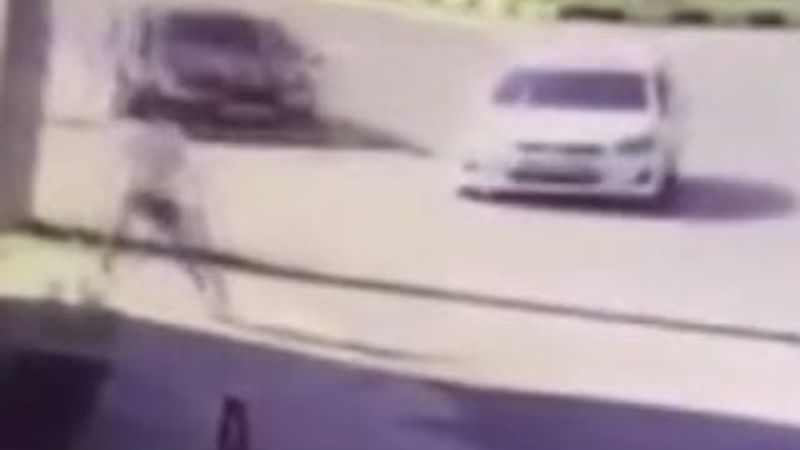 Aracın altında kalmaktan son anda kurtuldu