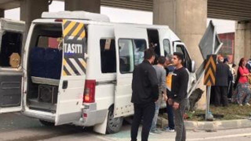 Öğrenci servisi trafik levhasına çarptı: 9 yaralı
