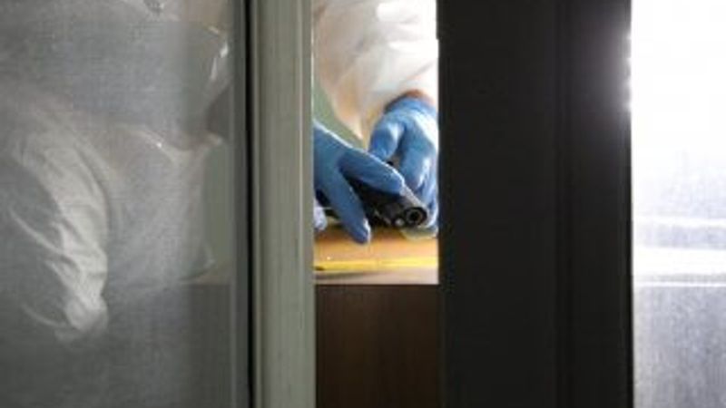 Denizli'de polis memurunun temizlediği silah ateş aldı