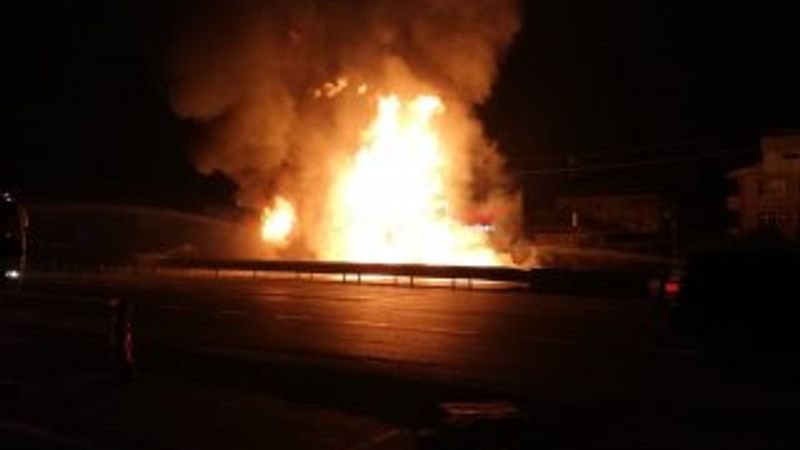 Kocaeli'de kaza yapan tır alev aldı