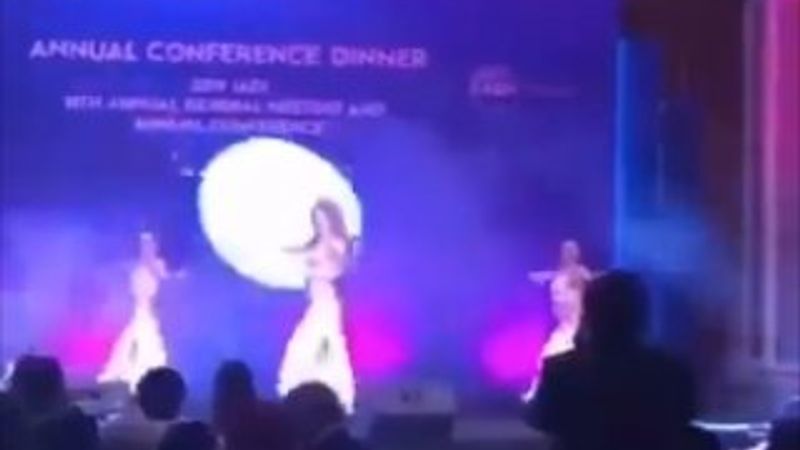 TMSF'nin etkinliğinde sahneye dansöz çıktı