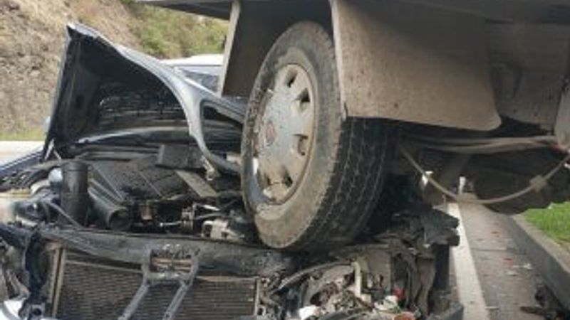 Samsun'da araç kamyonun altına girdi: 2 yaralı