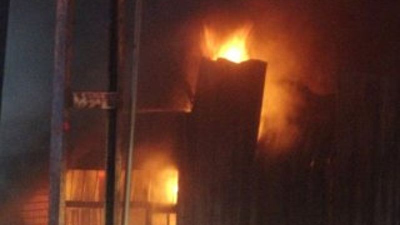 Kartal’da mobilya atölyesi alevlere teslim oldu