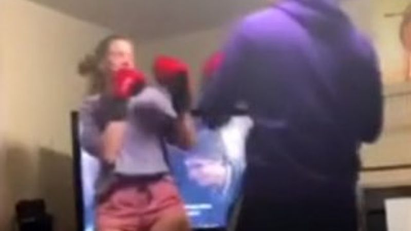 Erkek arkadaşına yumruk atan kadın