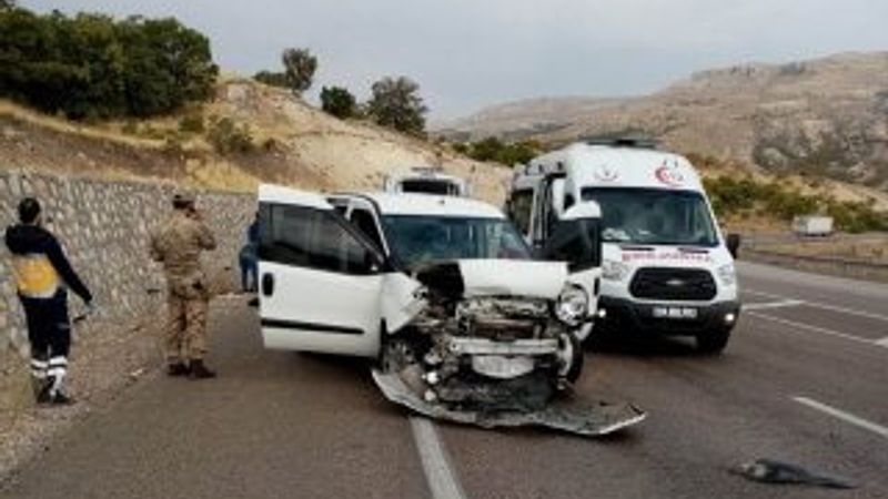 Malatya'da askeri personel taşıyan araç kaza yaptı