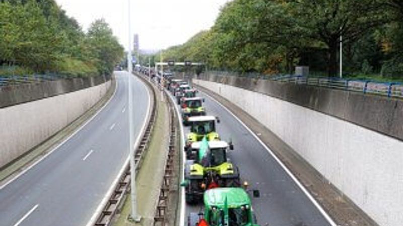 Hollanda'da çiftçi protestoları hayatı felç etti