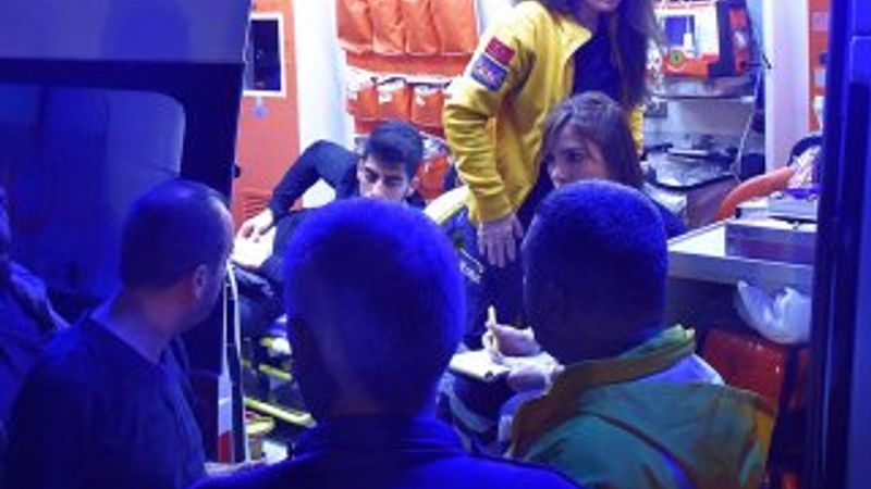 Cebindeki bıçak bacağına saplandı