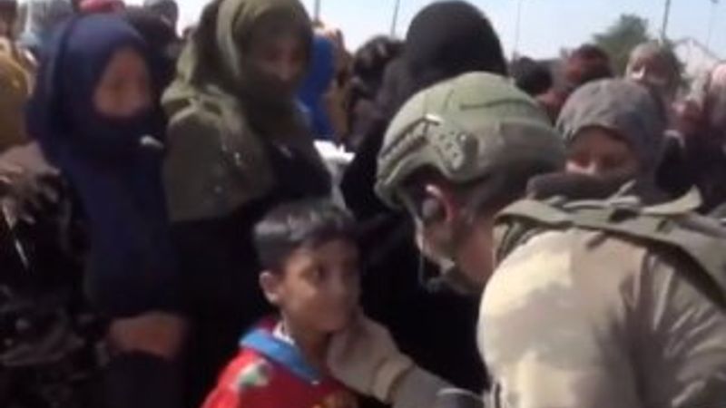 Türk askerinin Suriyeli çocukları bağrına bastığı anlar