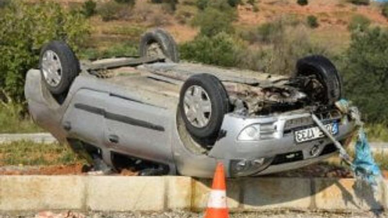 Aydın'da otomobil refüje çarpıp takla attı