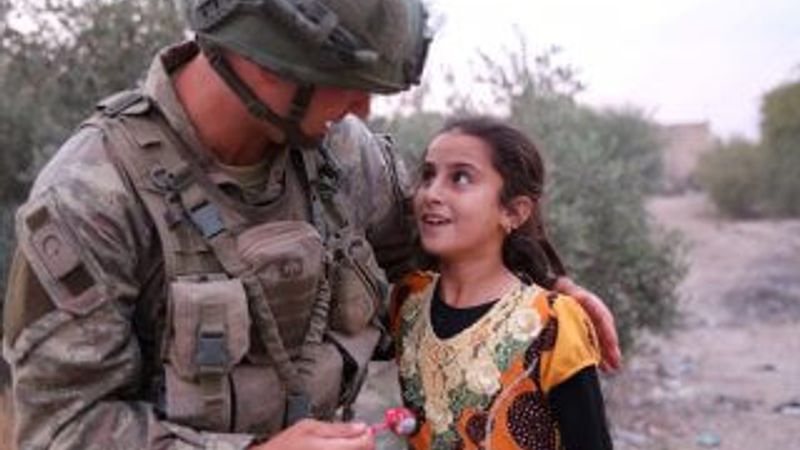 Türk askeri ve Suriyeli çocukların yakınlığı