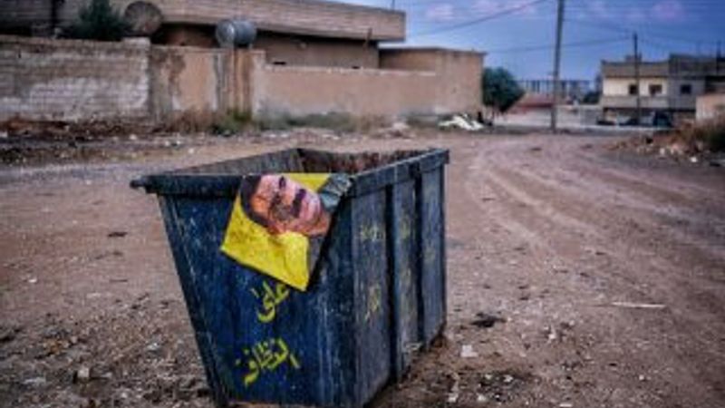Tel Abyad'da Öcalan fotoğrafı çöp oldu
