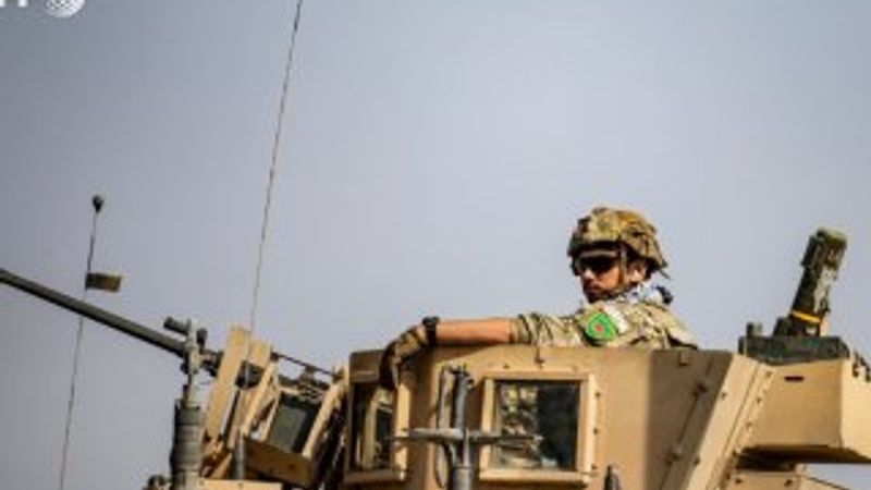 Amerikan askerleri  YPG arması taktı