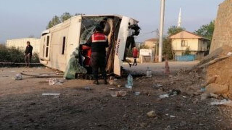 Kocaeli’de işçileri taşıyan midibüs kaza yaptı