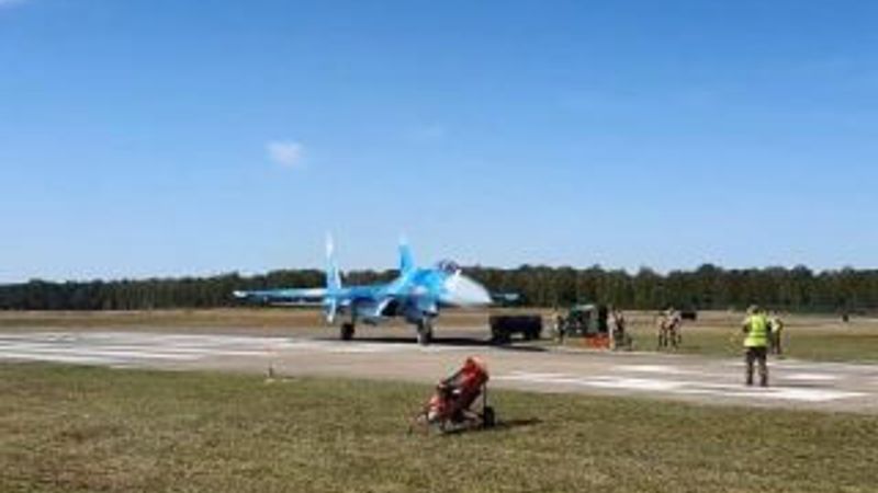 Belçika'da savaş uçağının hava akımıyla 2 kişi savruldu