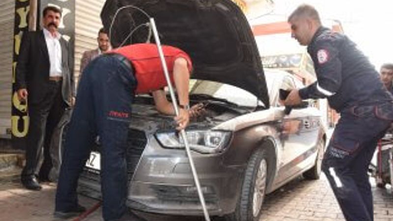 Aracın motorunda sıkışan kediyi itfaiye kurtardı