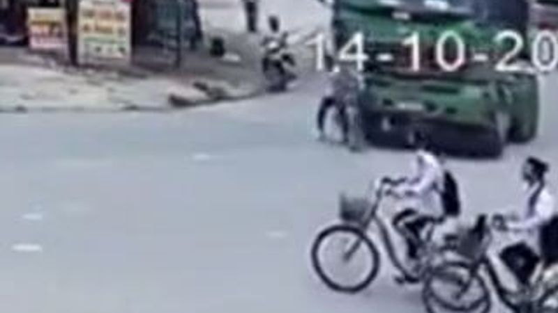 Kamyonun altında kalmaktan son anda kurtuldu