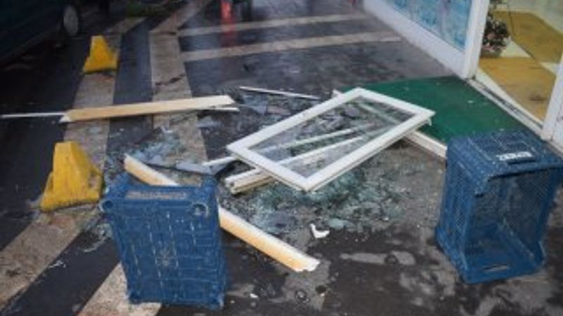 Malatya’da kaldırımda yürürken üzerine cam düştü