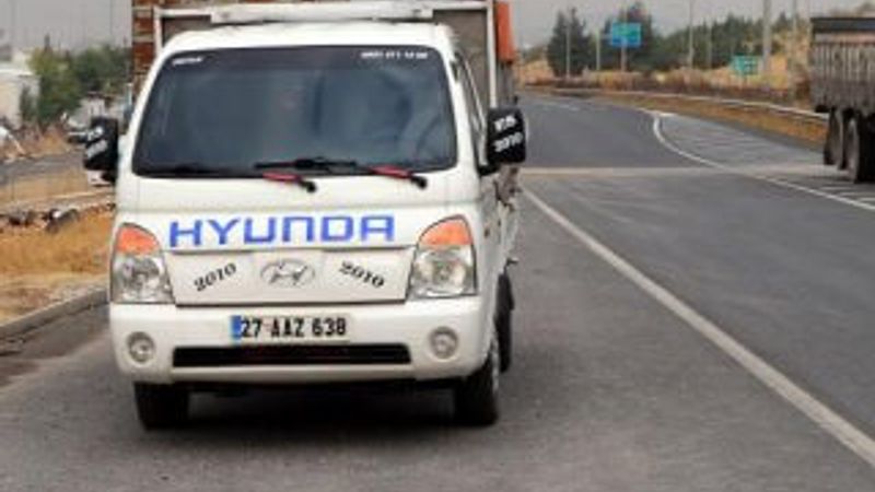 Adres sormak için indi, başka araç çarptı