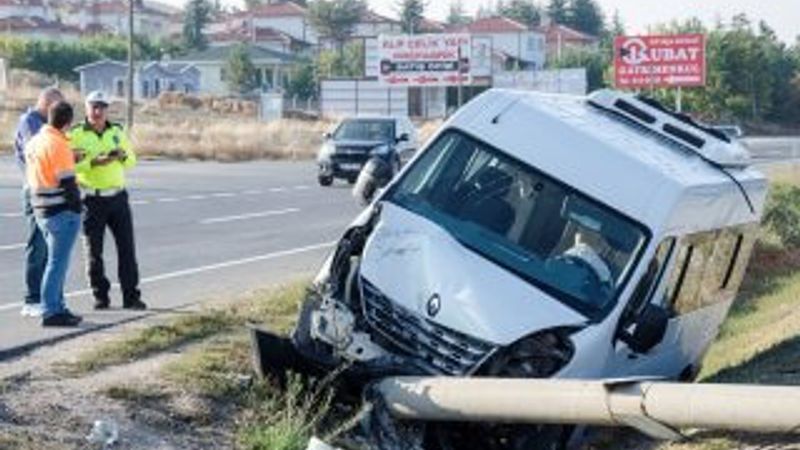 Ankara'da servis minibüsü devrildi: 15 yaralı