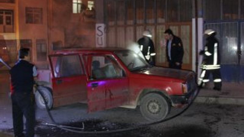 Karaman'da park halindeki araç yandı