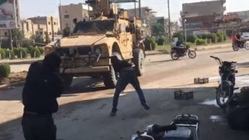 Kamışlı'da YPG'liler Amerikan askerlerini taşladı