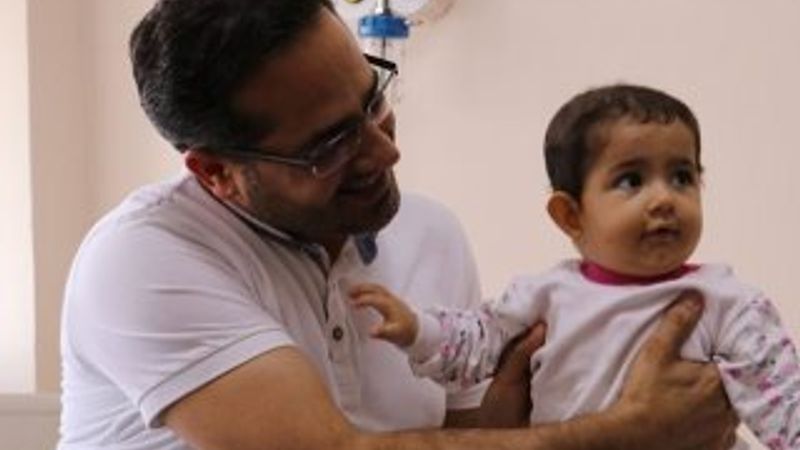 Acı çeken bebeğin böbreğinden 40 taş çıktı