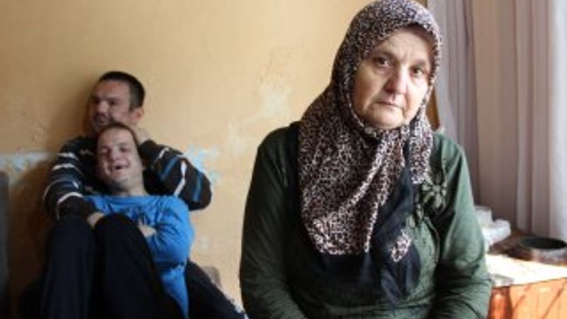 Harabe evde zihinsel engelli çocuklarına bakıyor