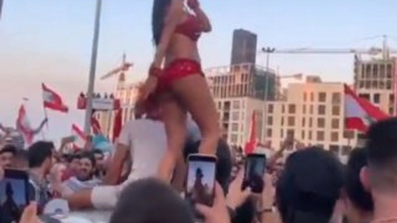 Lübnan'da protestoculara dansöz de eklendi