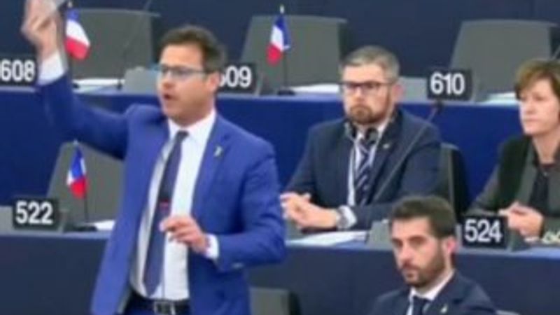 İtalyan vekil parlamentoda çikolata kutusu fırlattı