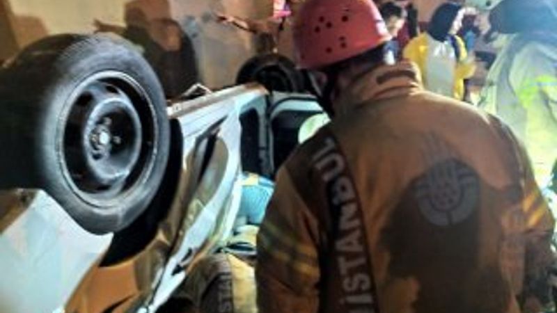 Fatih'te otomobilde sıkışan kazazede 1 saatte kurtarıldı