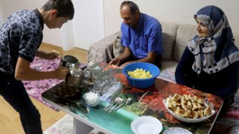 14 yaşında, engelli annesi ve babasına destek oluyor