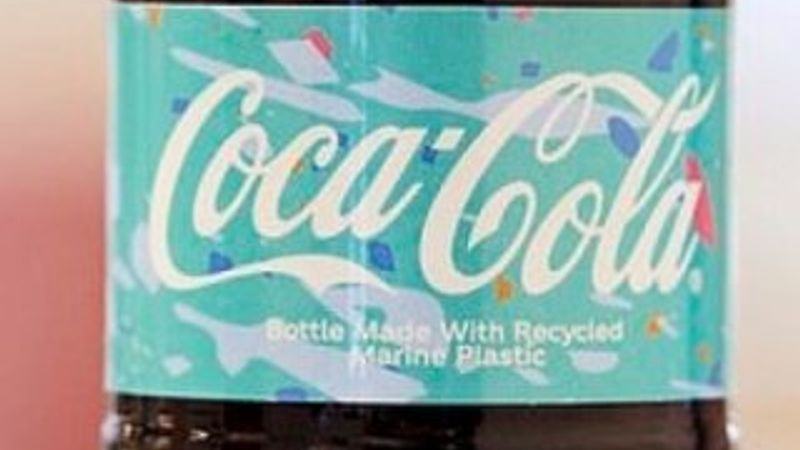 Denizdeki plastiklerden Coca-Cola şişesi üretildi