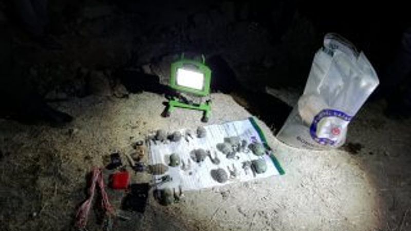 Van'da toprağa gömülü patlayıcı ve el bombası bulundu