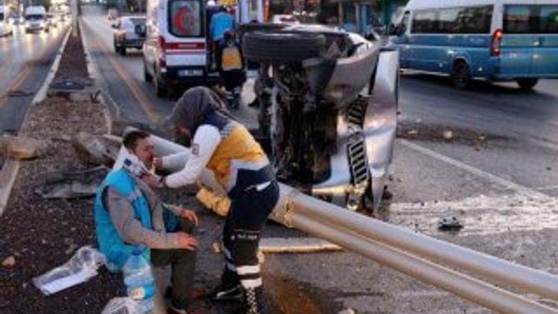 Başkentte refüje çarpan pikap devrildi