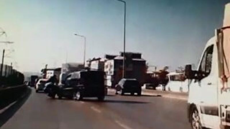 Önündeki aracı sollamak isterken motosiklete çarptı