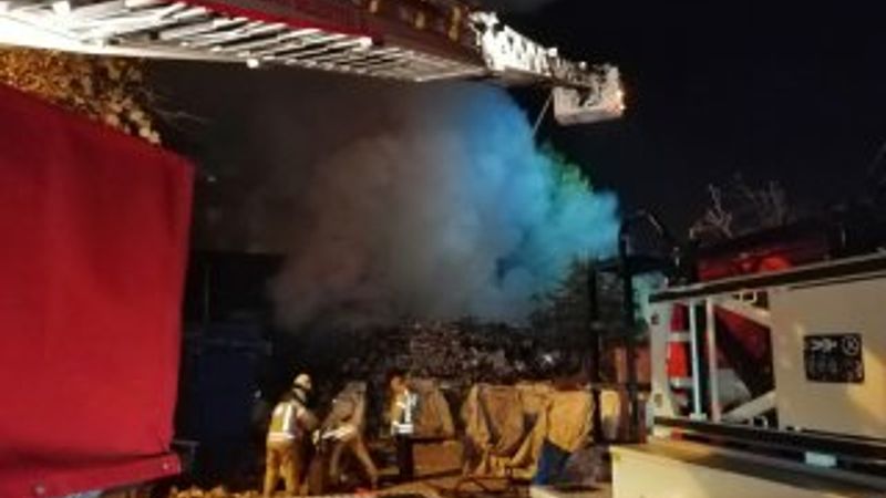 Sancaktepe'de hurdalık yandı