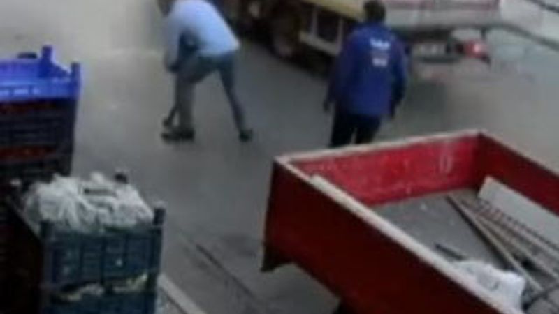 Yola fırlayan çocuğu bir esnaf tuttu