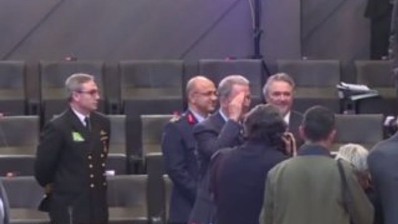 Hulusi Akar'dan asker selamı