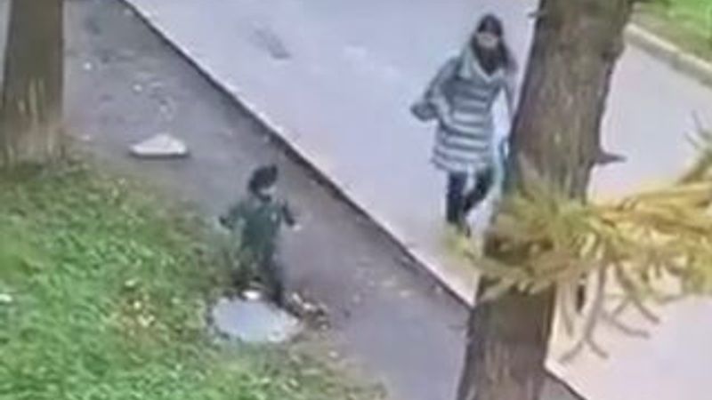 Tataristan'da rögara düşen çocuğu annesi kurtardı